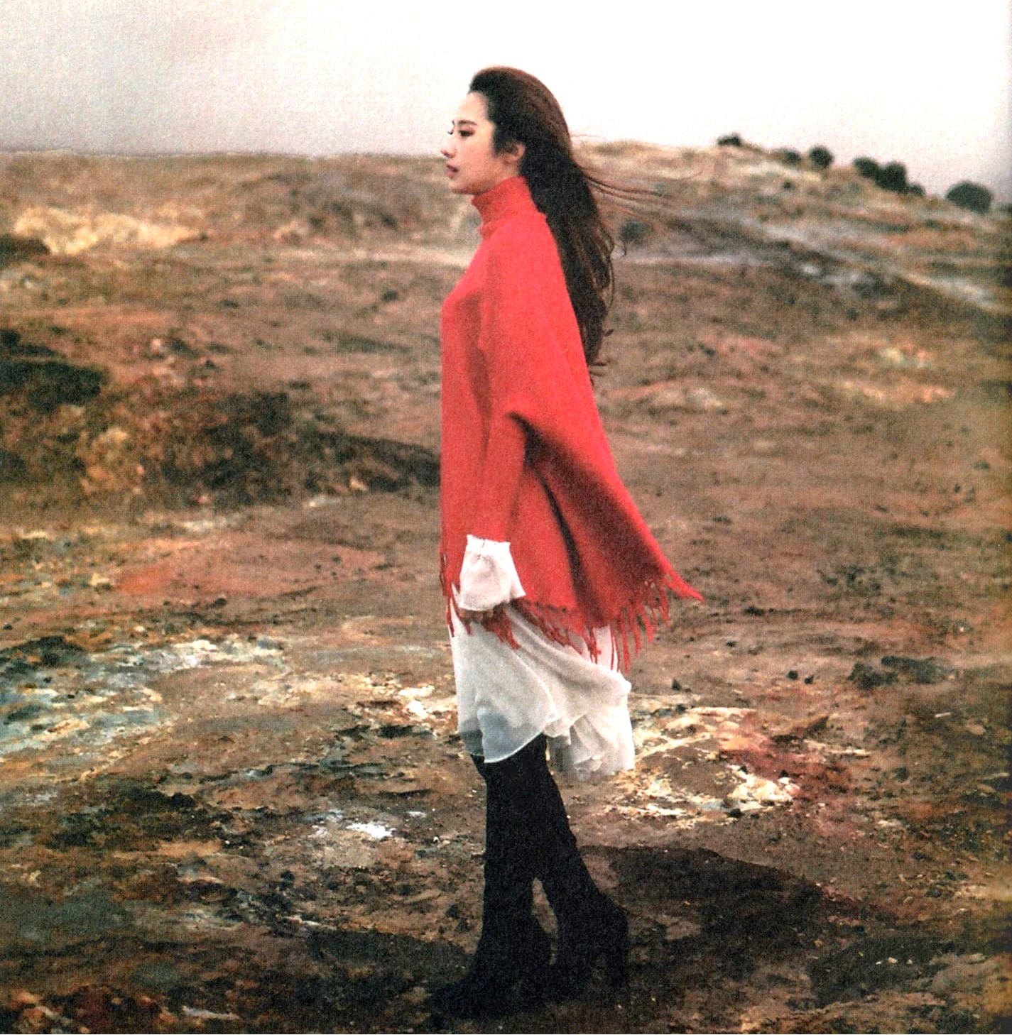 A wide view of Haseul's outfit from the previous image.